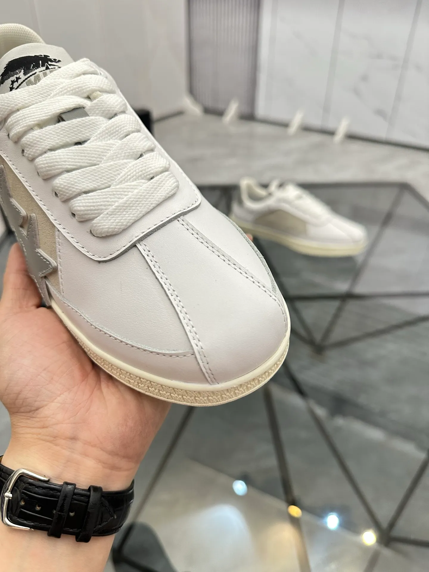 Men's shoes: 💰P420¥ Product trademark: AMIRI* "Amir*" low-top casual shoes Regular size: 38-45 (can be customized to 46) Product material: imported cowhide upper, breathable lining, original outsole. Number: 001